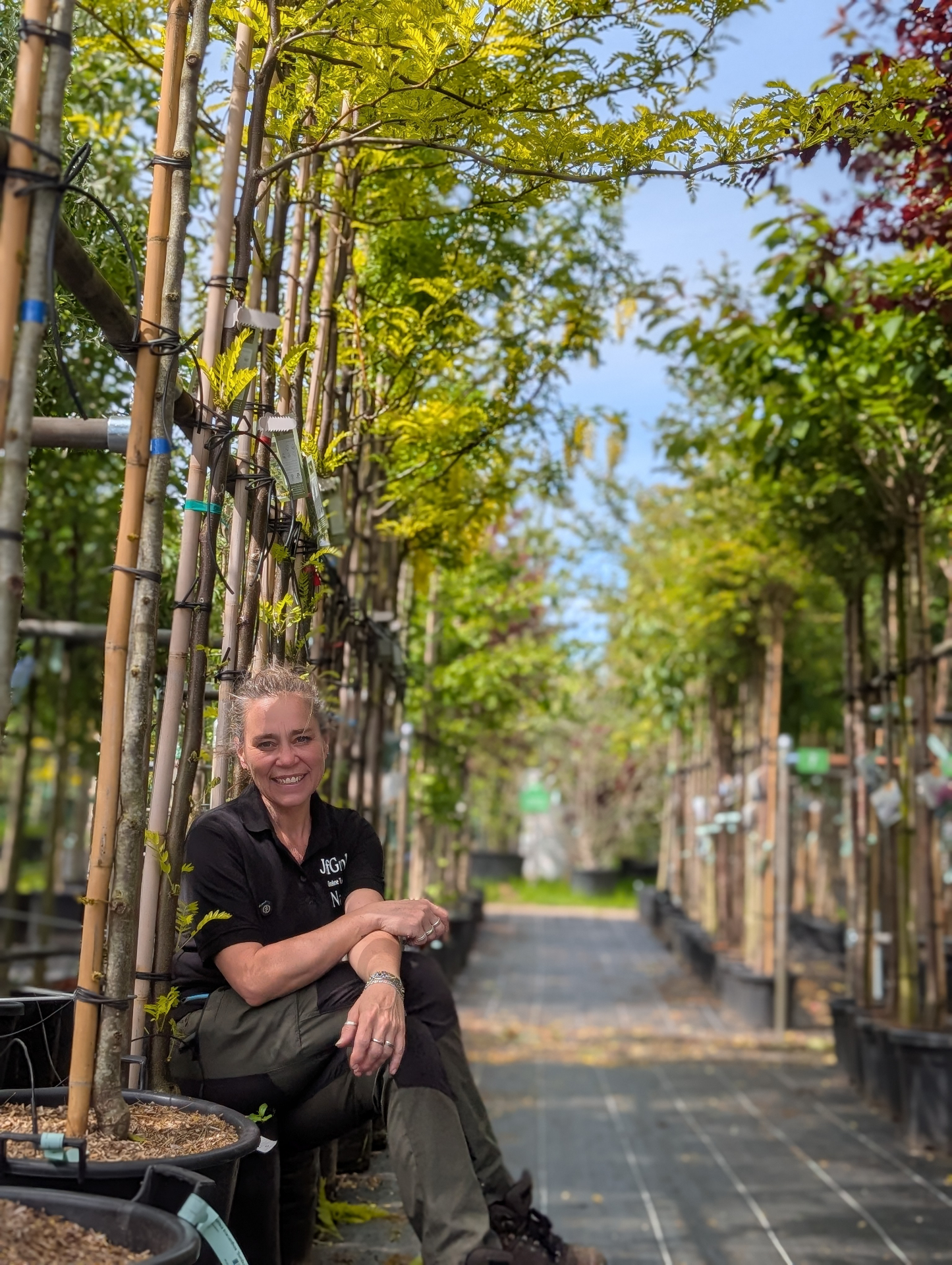 Nathalie aan het werk in de tuin